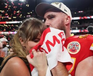 PHOTO Taylor Swift Crying In Travis Kelce's Super Bowl Towel