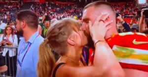PHOTO Taylor Swift Kissing Travis Kelce Very Intensely
