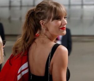 PHOTO Taylor Swift Smiling Ear To Ear After Chiefs Win Super Bowl