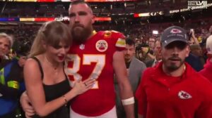 PHOTO Taylor Swift Walking Off Field Holding Travis Kelce In Disbelief