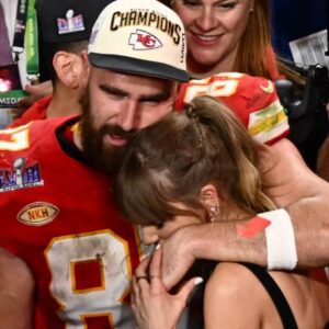 PHOTO Travis Kelce Hugging Taylor Swift With One Arm And Taylor Just Cuddling With Her Head