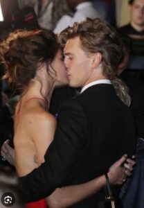 PHOTO Kaia Gerber Looks So Similar To Vanessa Hudgens While Kissing Austin Butler