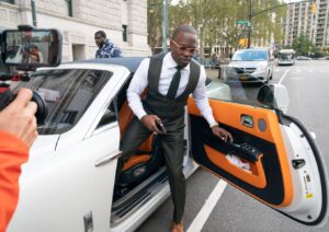 PHOTO Lamor Whitehead Getting Out Of Very Expensive Rolls Royce Convertible