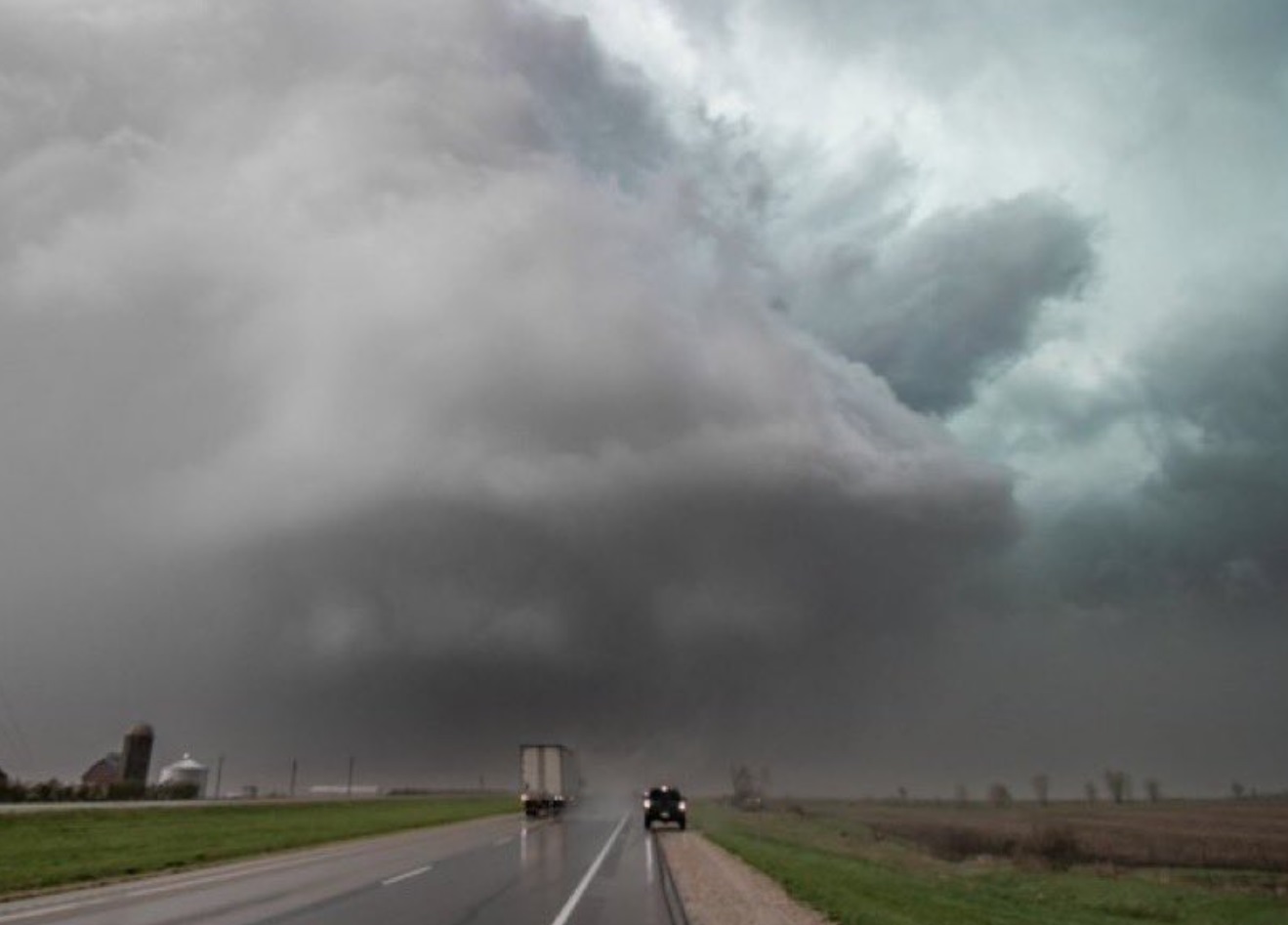 PHOTO Cars Pulling Over On The Side Of The Highway While Tornado ...