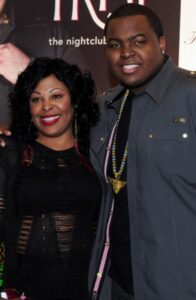 PHOTO Sean Kingston With His Arm Around His Mother During Happier Times