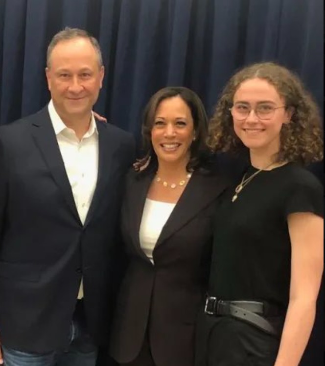 PHOTO Kamala Harris With Doug Emhoff's Daughter From His First Marriage