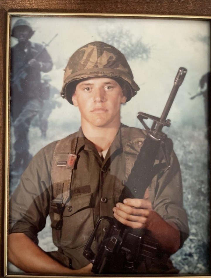 PHOTO Tim Walz In Uniform For The United States Marine Corps