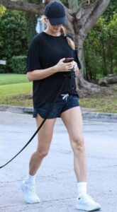 PHOTO Gisele Bündchen Spotted Showing Off Her Legs After Pregnancy Announcement