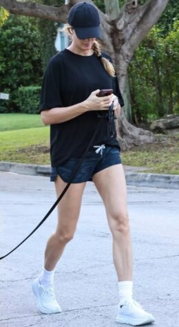 PHOTO Gisele Bündchen Spotted Showing Off Her Legs After Pregnancy