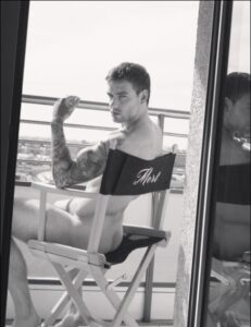 PHOTO Liam Payne Sitting In A Chair With No Clothes On