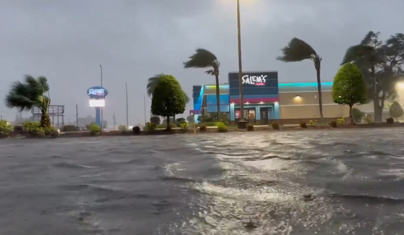 PHOTO Salem S Fresh Eats Still Standing In Bradenton Florida Despite   PHOTO Salems Fresh Eats Still Standing In Bradenton Florida Despite Heavy Flooding From Hurricane Milton 