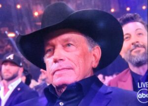 PHOTO George Strait Trying To Figure Out What The hell He’s Watching As Bailey Zimmerman Does Cartwheels On Stage