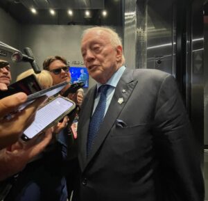 PHOTO Jerry Jones Looking Like He's Going To Fight All The Reporters Over Sun Shining In During Games At AT&T Stadium
