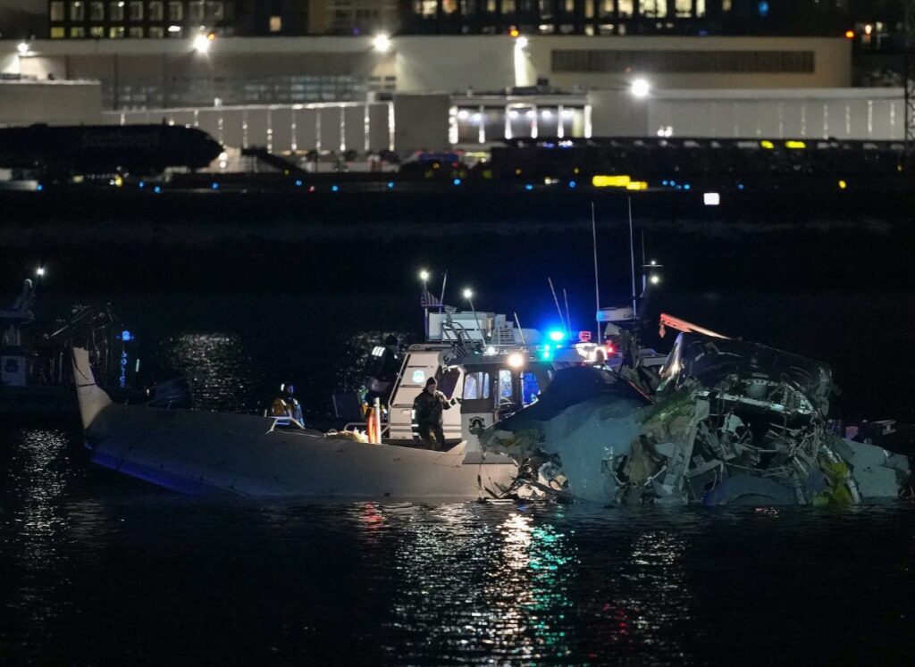 PHOTO Close Up Of Black Hawk Helicopter Wreckage In DC Is Unbelievable ...