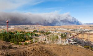 PHOTO Hughes Fire Burning Behind Six Flags Magic Mountain Skyline In California