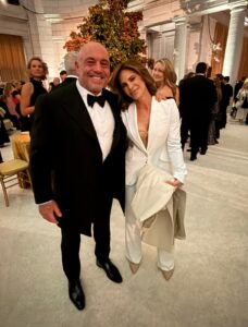 PHOTO Joe Rogan With Bezos' Wife Lauren Sanchez At Trump Inauguration Event