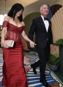 PHOTO Lauren Sanchez Looking Like A Nunn At White House Dinner