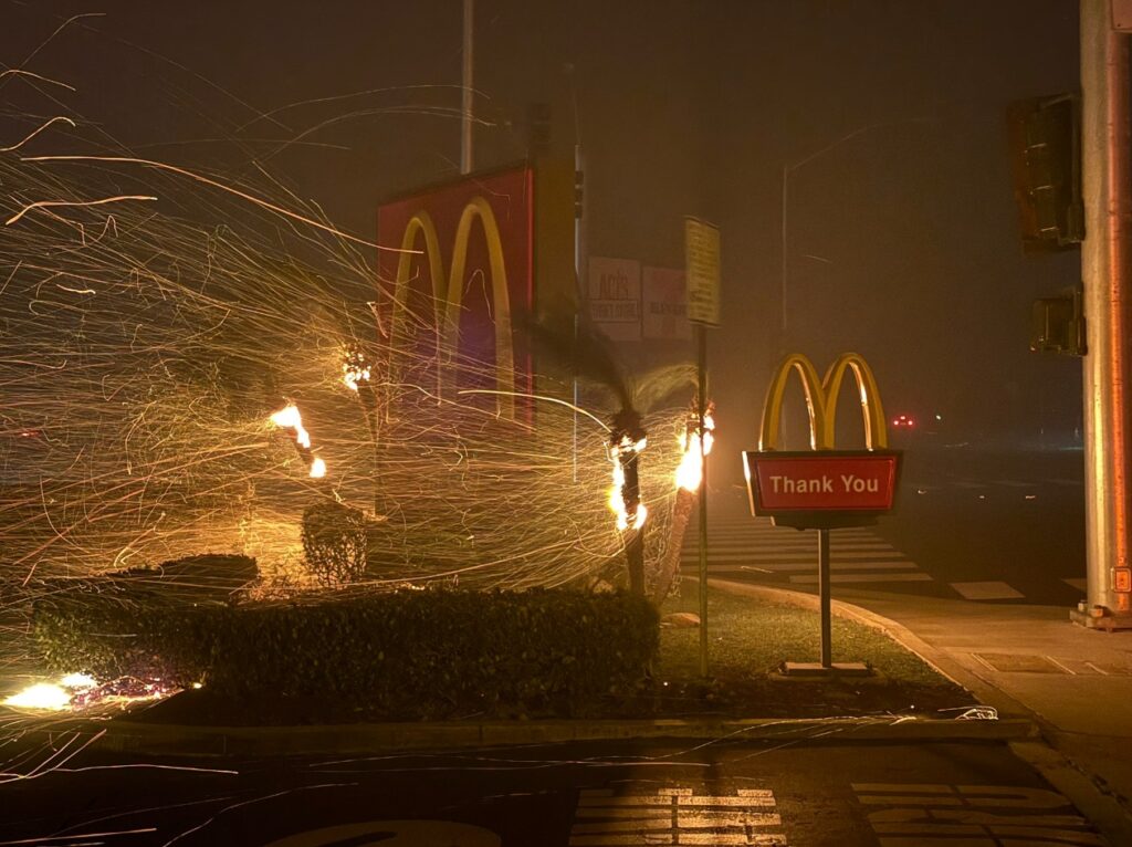 PHOTO McDonald's Restaurant In Altadena California Is One Fire As The ...