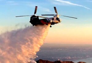 PHOTO Queen Multiple Propellor Helicopter Dumping Water On Kenneth Fire