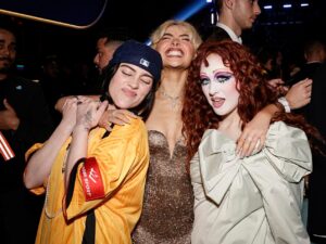 PHOTO Billie Eilish Sabrina Carpenter and Chappell Roan Hugging At The Grammys