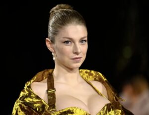 PHOTO Hunter Schafer Showing Off Her Big T*tties