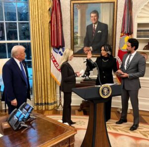 PHOTO Tulsi Gabbard Being Sworn In By Pam Bondi Under A Picture Of Reagan