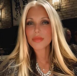 PHOTO Pamela Bach Looking Hot Wearing Expensive Necklace Out To Dinner By Herself