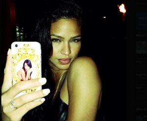 PHOTO Cassie Ventura Selfie With iPhone 4