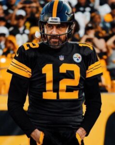 PHOTO Aaron Rodgers Trying To Stay Warm In Pittsburgh