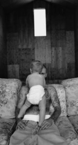 PHOTO Justin Bieber Sitting On The Couch With His Son