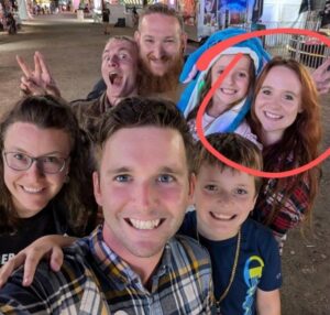 PHOTO Lee Vogler With The Wife Of His Attacker And Her Kids