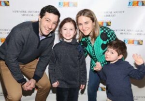 PHOTO Wesley LePatner With Her Husband And Two Children