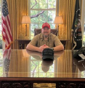 PHOTO Wess Roley's Father Sitting At Oval Office Desk In White House