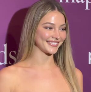 PHOTO Madelyn Cline Smiling With No Plastic Surgery