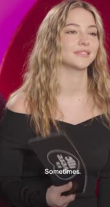 PHOTO Madelyn Cline With Curly Hair