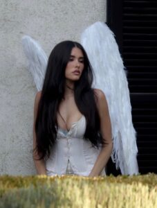 PHOTO Madison Beer's Blue Bra Showing While She's Doing A Shoot In Front Of Justin Herbert