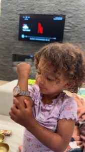 PHOTO Robert Griffin's Daughter Imitating Shedeur Sanders' Fist Pumping Celebration