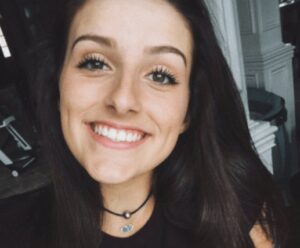 PHOTO Savannah Blackstock Lee Wearing A Choker Necklace