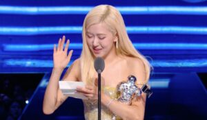 PHOTO Rose Accepting Her Award For Song Of The Year At The VMA's