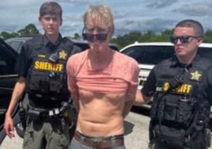 PHOTO Ryan Routh Smiling While Being Arrested By Two Sheriff's