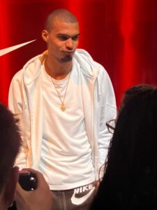 PHOTO Spurs Fans Reading The Kawhi Leonard News Meme