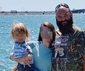 PHOTO Thomas Jacob Sandford With His Family At The Beach