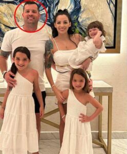 PHOTO Christopher Scholtes Family Picture With His Wife And Three Daughters