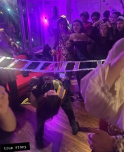 PHOTO Daisy And Ella Hunt As The Louvrè Robbers For Halloween