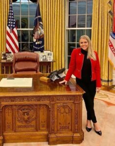 PHOTO Karoline Leavitt Standing In The Oval Office