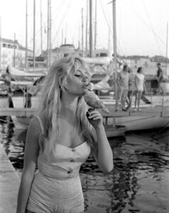 PHOTO Brigitte Bardot Kissing A Bird On The Lips