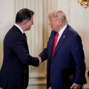 PHOTO Michael Dell Shaking Donald Trump's Hand Inside The White House