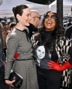 PHOTO Niecy Nash Wearing A Sarah Paulson Shirt