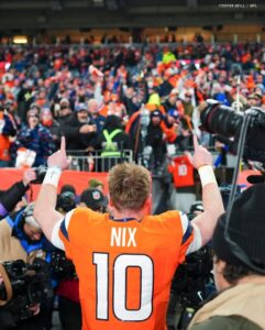 PHOTO Bo Nix Walking Off Field With Fractured Bone