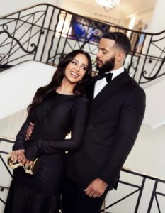 PHOTO Kristy Scott Standing On The Stairs Of Her Mansion